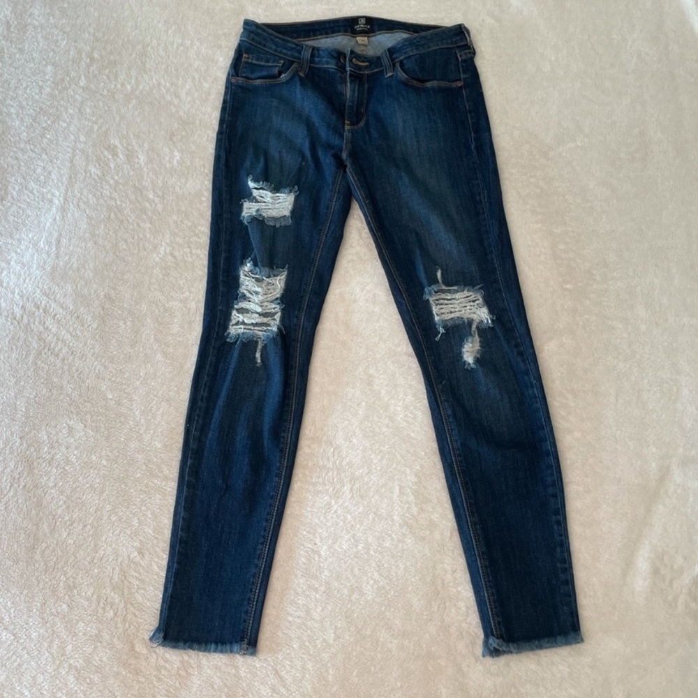 Lulu’s distressed Jean